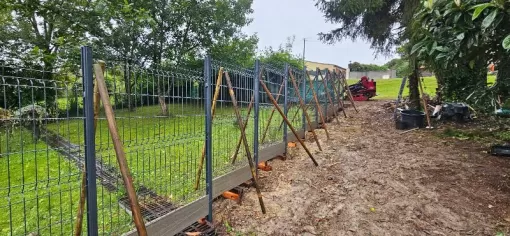 Création et pose d'une cloture rigide à Bassercles