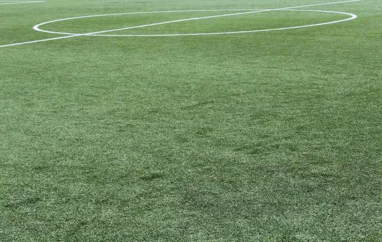 Pose gazon synthétique sur terre argileuse pour construire un terrain de foot, Amou, JLD ESPACES VERTS